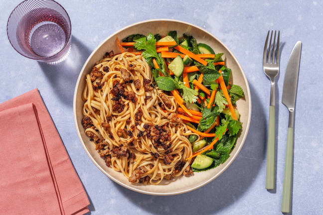 Hurtige vietnamesiske nudler og hakket svinekød