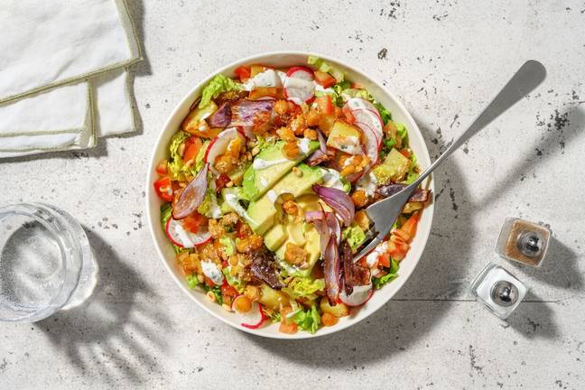 Salladsbowl på krispiga krossade kikärtor