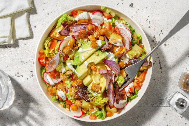 Salladsbowl på krispiga krossade kikärtor