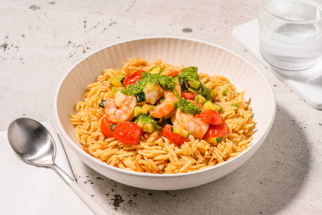Kryddig orzo med räkor, tomat och zucchini