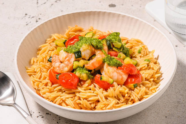 Krydret orzo med reker, tomat og squash