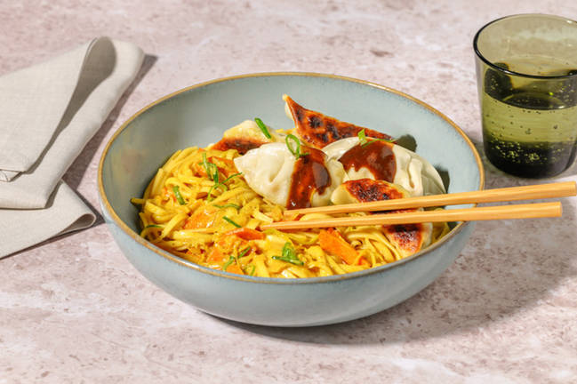 Stekt gyoza og karrinudler