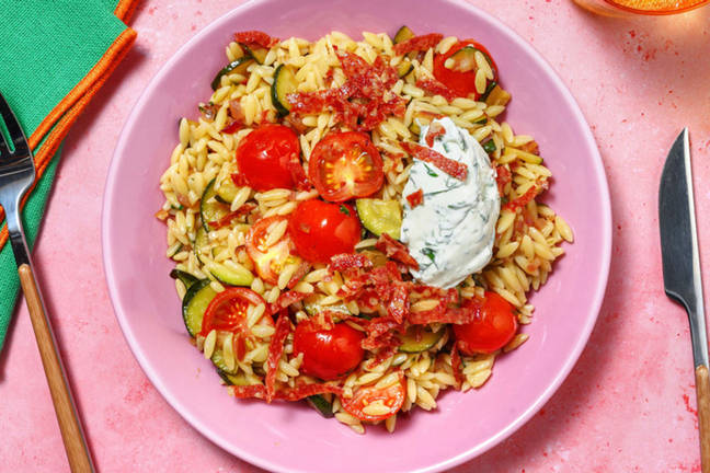 Orzosalade met knapperige salamireepjes