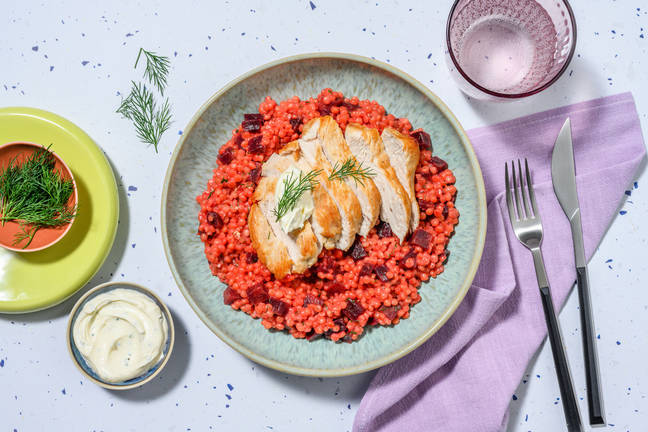 Putenbrust auf pinkem Perlcouscous-Risotto