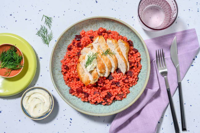 One Pan: Pouletbrustfilet auf pinkem Perlcouscous
