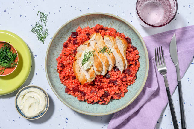 Putenbrust auf pinkem Perlcouscous-Risotto