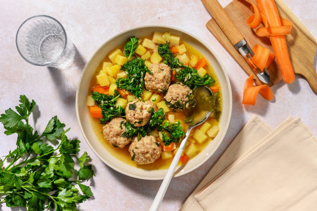 Rustik soppa på köttbullar och rotfrukter