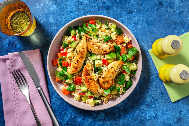 Kip met parelcouscous en kruidenkaasblokjes