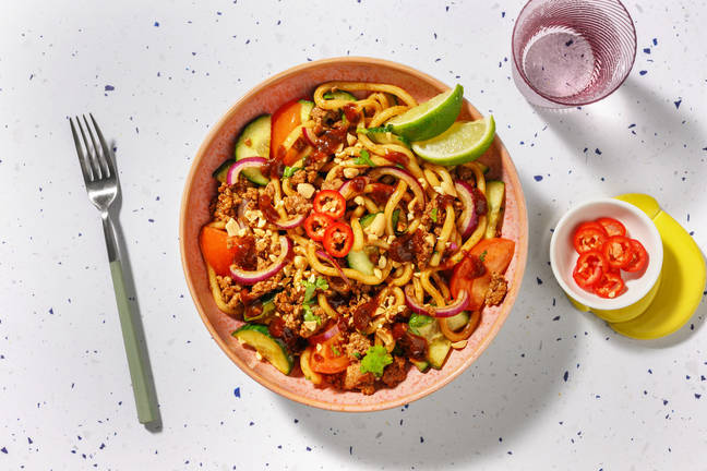 Aziatisch geïnspireerde noedelsalade met kipgehakt