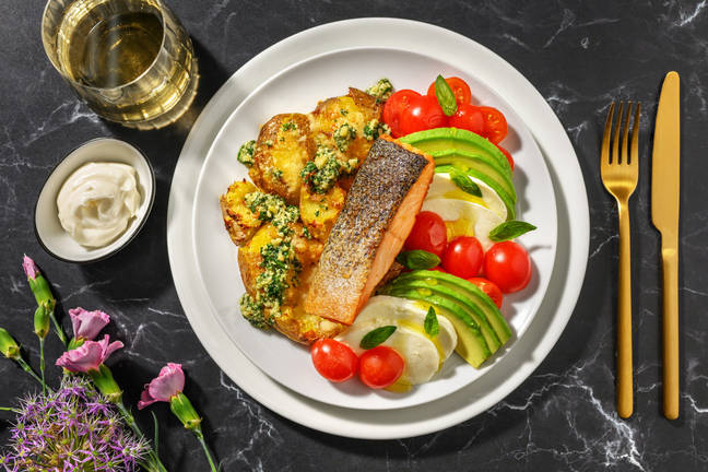 Kryddig lax och avokado-capresesallad