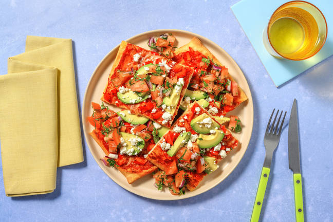 Pizza Tex-Mex garnie d'avocat