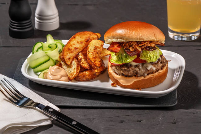 Saftig bacon-cheeseburgare