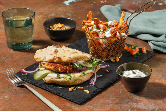 Tandoorikrydret kyllingburger i naanbrød