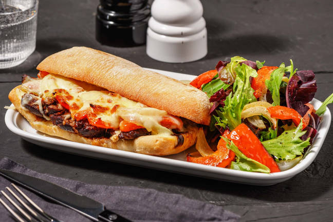 Sandwichs au steak à l'italienne avec poivrons et oignons sautés