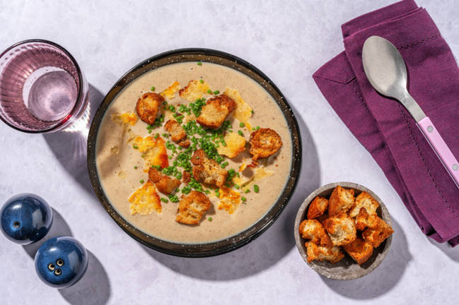 Crema umami de setas shiitake con queso crujiente