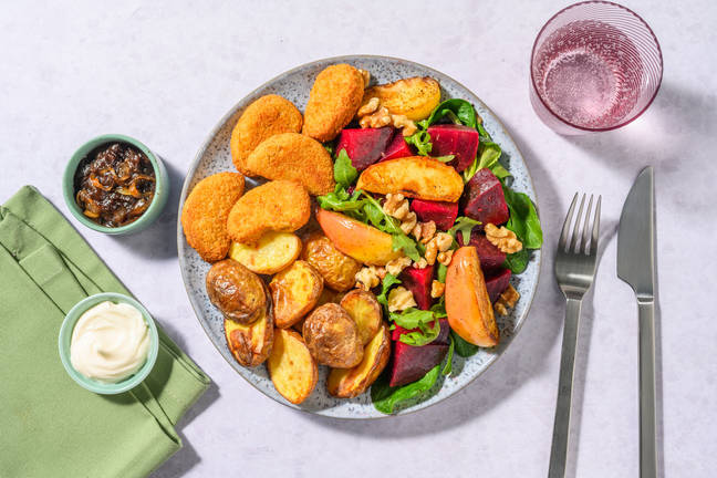 Plantaardige nuggets met bietensalade