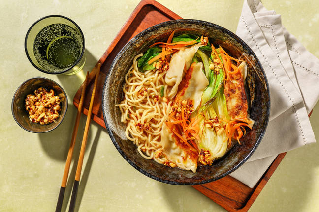 Vegetarisk gyoza- og nudelsuppe