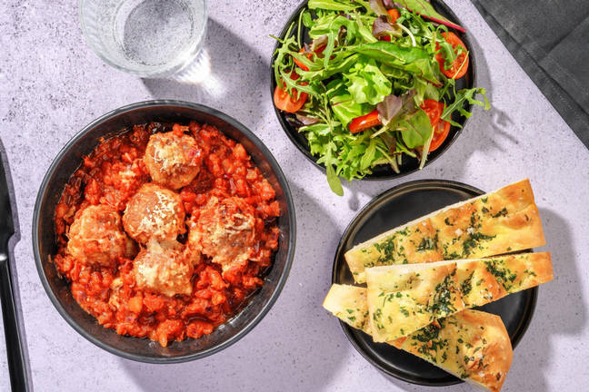 Gratinerte kjøttboller i tomatsaus