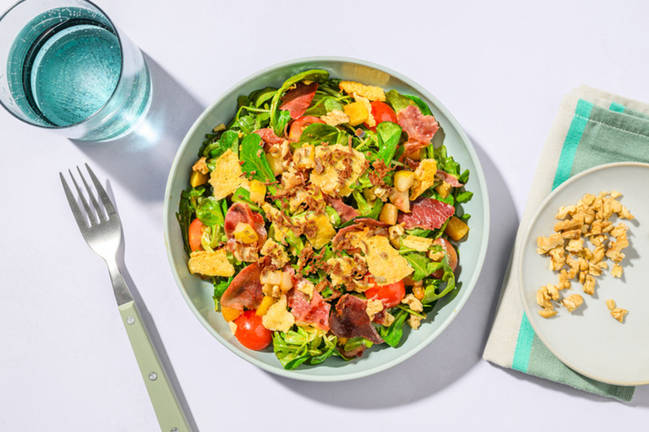Crunchy salad: ensalada con crujiente de jamón y de queso