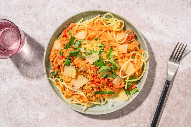 Spaghetti au poulet haché en sauce crémeuse