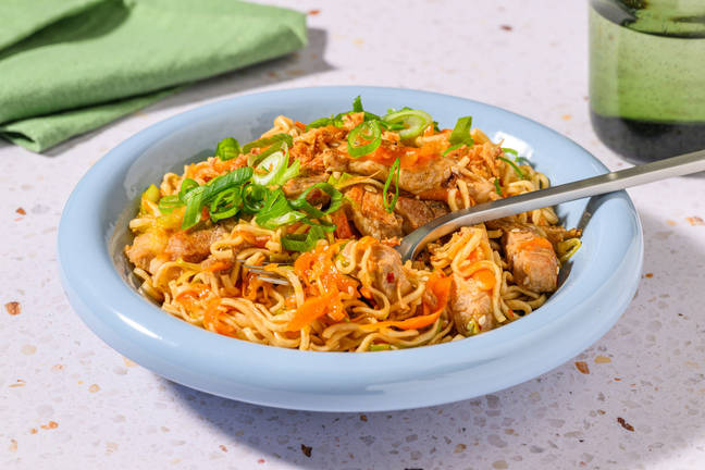 Sesamnoedels met zoet-pikante varkensreepjes