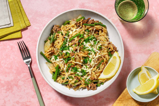 Cheesy risotto van orzo met gehakt en sperziebonen