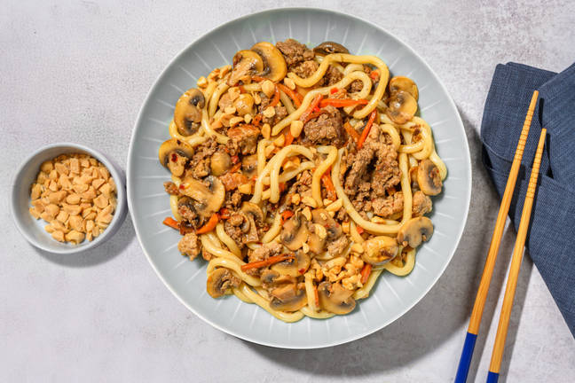 Yaki udon saltati alla salsiccia e funghi