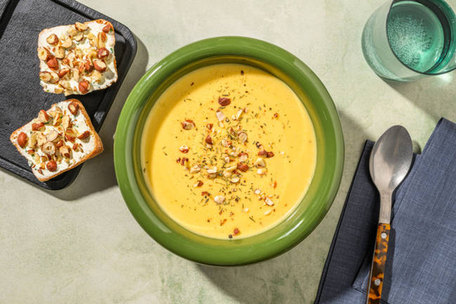 Velouté de panais, coco & noisettes grillées