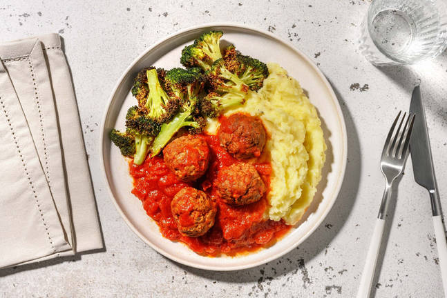 Bagte oksekødboller i cajun-tomatsauce