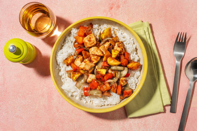 Dados de pollo agridulce al estilo chino con manzana