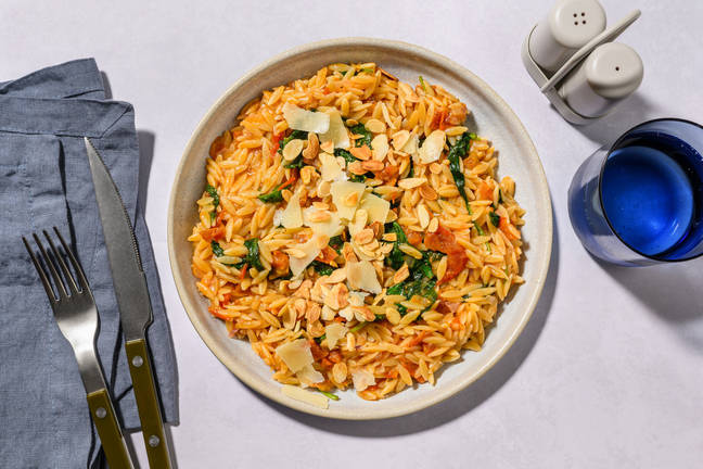 Orzo aux épinards, amandes & pesto rosso