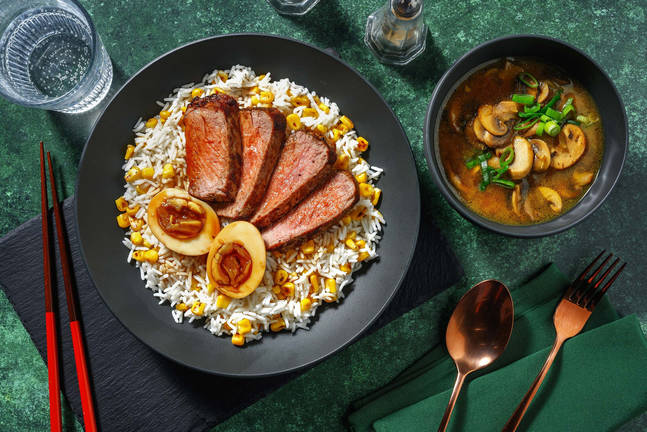 Donburi di manzo e zuppa di miso ai funghi