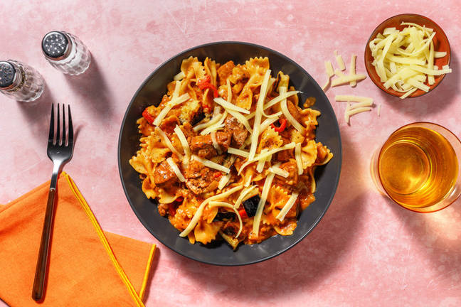 Romige farfalle met varkenshaaspuntjes en aubergine