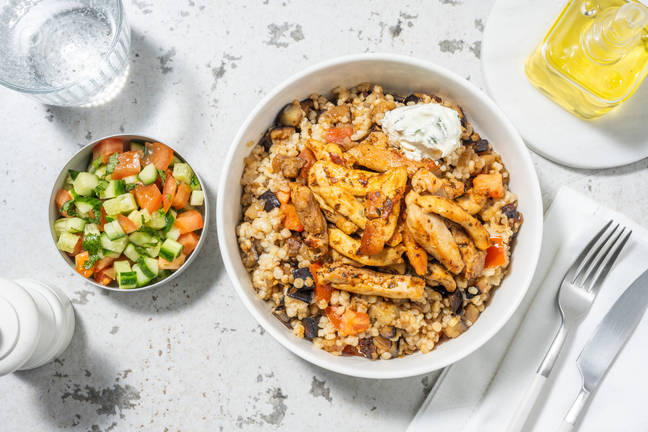Kipbowl met munt-labnehsaus en aubergine 