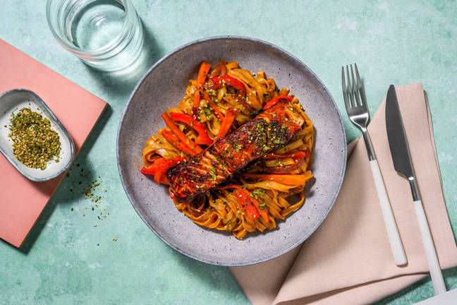 Zoet-pittige roerbak met zalm