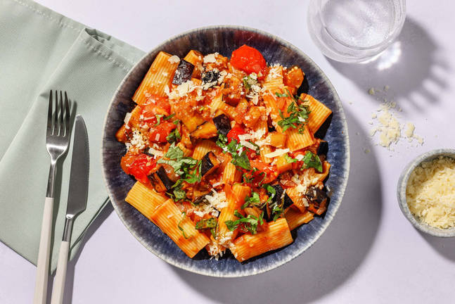 Rigatoni alla norma met Parmigiano Reggiano
