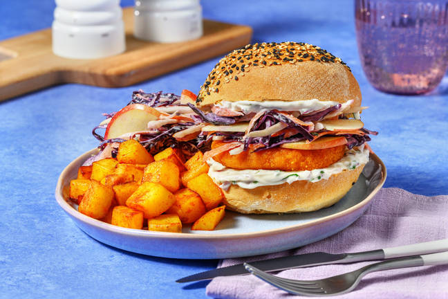 Burger végé façon poulet sur pain à la carotte & avocat
