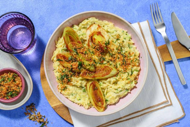 Zucchini-orzotto och misostekt purjolök