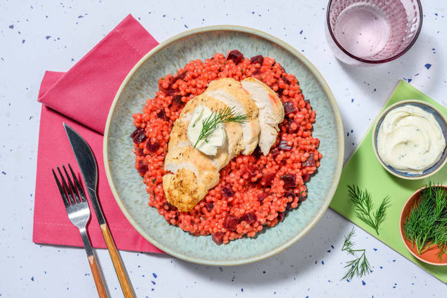 Hähnchen auf pinkem Perlcouscous-Risotto