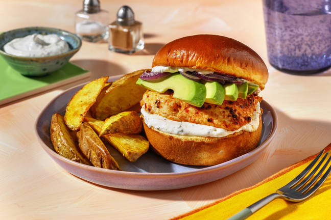 Harissa Chicken Burger mit Avocado & Za'atar-Dip