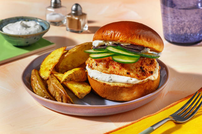 Harissa Chicken Burger mit Gurke, Zaatar-Dip