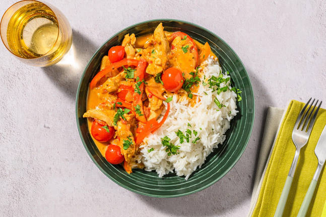 Curry de poulet épicé en sauce au lait de coco parfumée