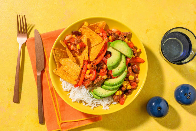 Chili met rundergehakt, tortillachips en avocado
