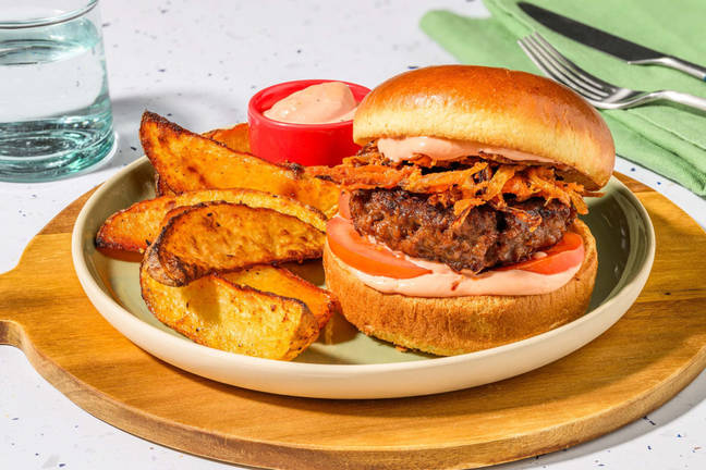 Beyond Meat Burger mit Onion Rings & Tomate