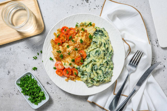 Heek in mosterd-sojasaus met geroosterde tomaten
