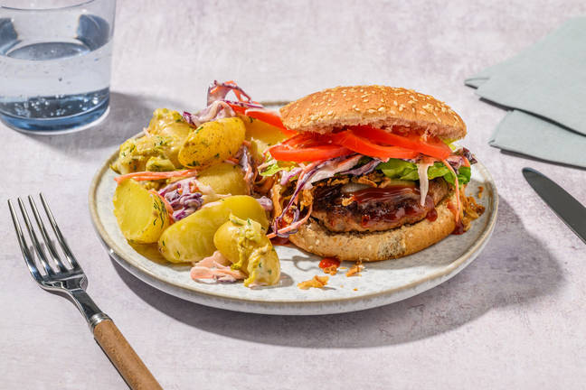 BBQ-kipburger met gefrituurde uitjes