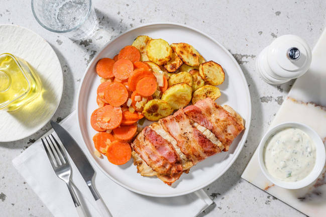 Pangasius enveloppé de lard et pommes de terre au four