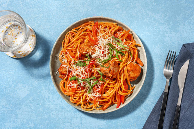 Spaghetti met gehaktballetjes in romige tomatensaus