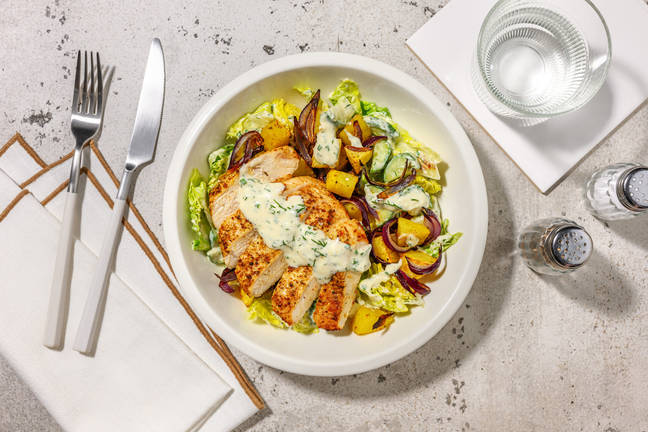 Knackiger Salat mit Souflaki-Hähnchen