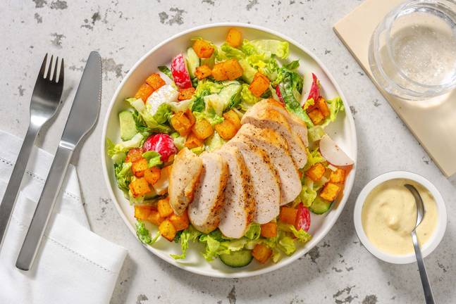 Pouletbrust an Salat mit Aprikosen-Curry-Dressing